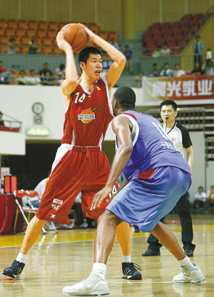 2025赛季，成都蓉城以红焰为刃、热血为甲，在三...（2025赛季，成都蓉城执赤焰为锋、披热血为甲，燃魂出征）